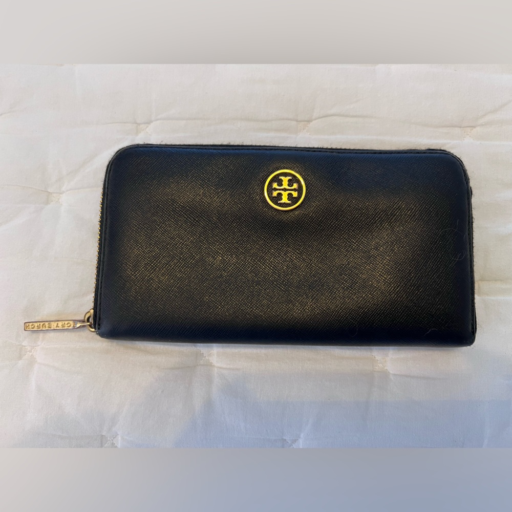 Tory Burch Robinson Black Saffiano Leather Zip Wallet